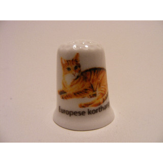 Europese kortharige kat getekend op een porselein vingerhoedje