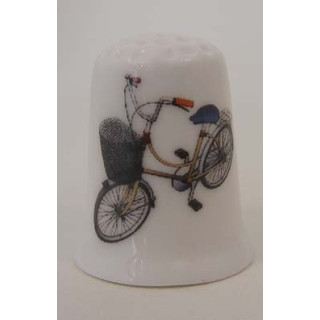 Fiets met fietsmand op een porselein vingerhoedje