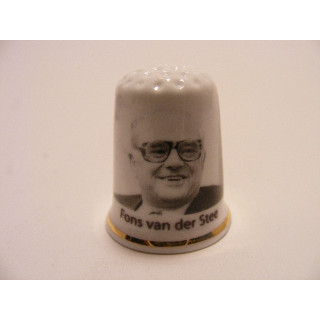 Fons van der Stee Kabinet Den Uyl 1973-1977 op een porselein vingerhoedje
