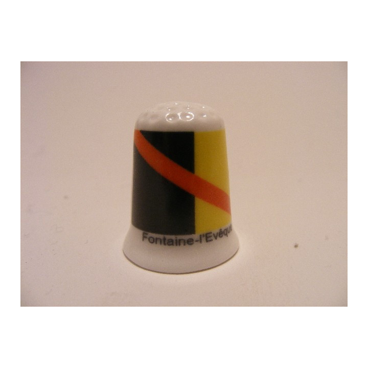 Fontaine l Eveque gemeente vlag in Belgie op een porselein vingerhoedje