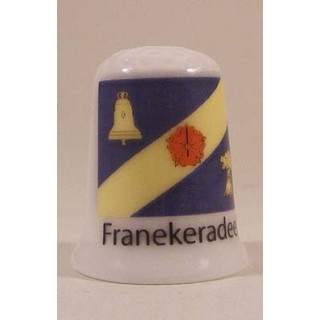 Franekeradeel Nederlandse gemeentevlag op een porselein vingerhoedje