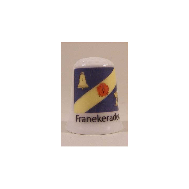 Franekeradeel Nederlandse gemeentevlag op een porselein vingerhoedje