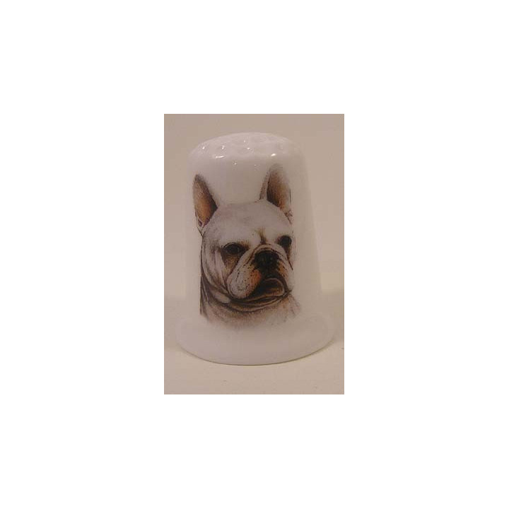 Franse Bulldog hond op een porselein vingerhoedje
