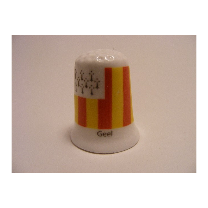 Geel vlag Belgie op een porselein vingerhoedje