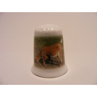 Geit aan het grazen op een foto op een porselein vingerhoedje