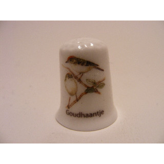 Goudhaantjes zangvogel Regulus op een porselein vingerhoedje