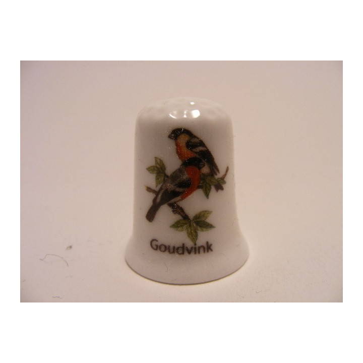 Goudvink zangvogel Pyrrhula pyrrhula op een porselein vingerhoedje