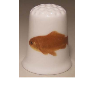 Goudvis op een porselein vingerhoedje