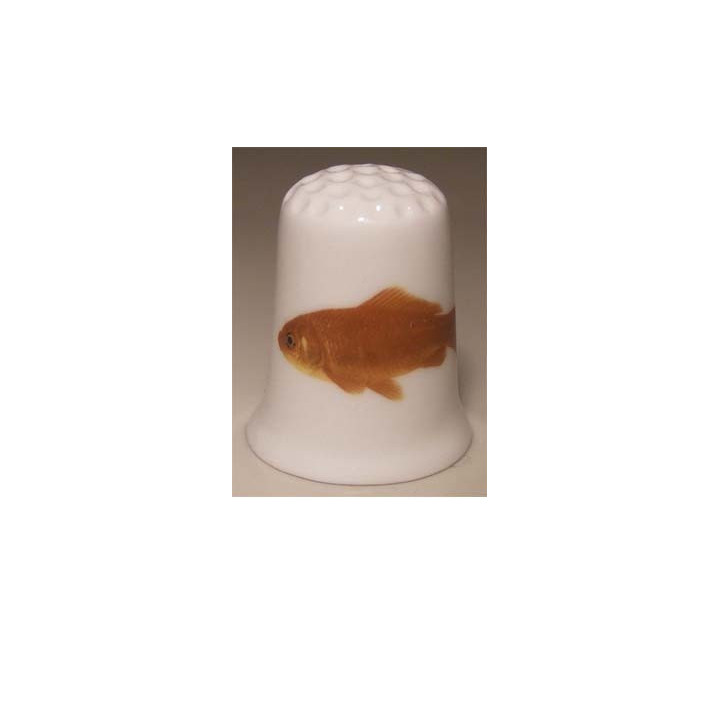 Goudvis op een porselein vingerhoedje