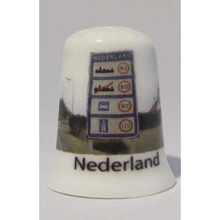 Grensbord van Nederland op een porselein vingerhoedje