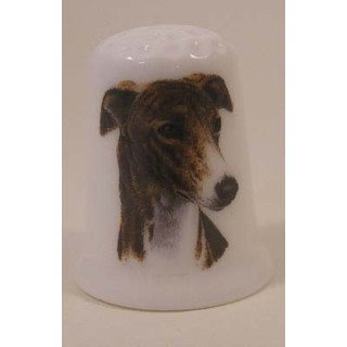 Greyhound hond op een porselein vingerhoedje