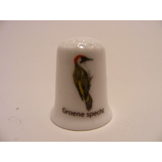 Groene specht Picus viridis op een porselein vingerhoedje