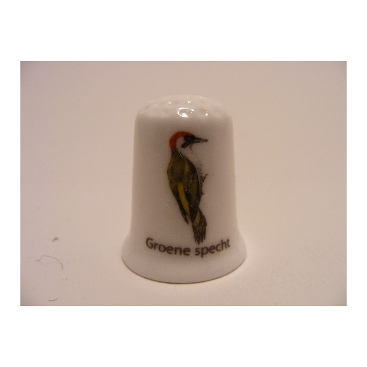Groene specht Picus viridis op een porselein vingerhoedje