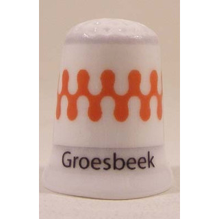 Groesbeek Nederlandse gemeentevlag op een porselein vingerhoedje