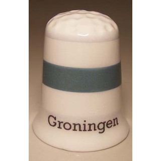 Groningen Nederlandse gemeentevlag op een porselein vingerhoedje