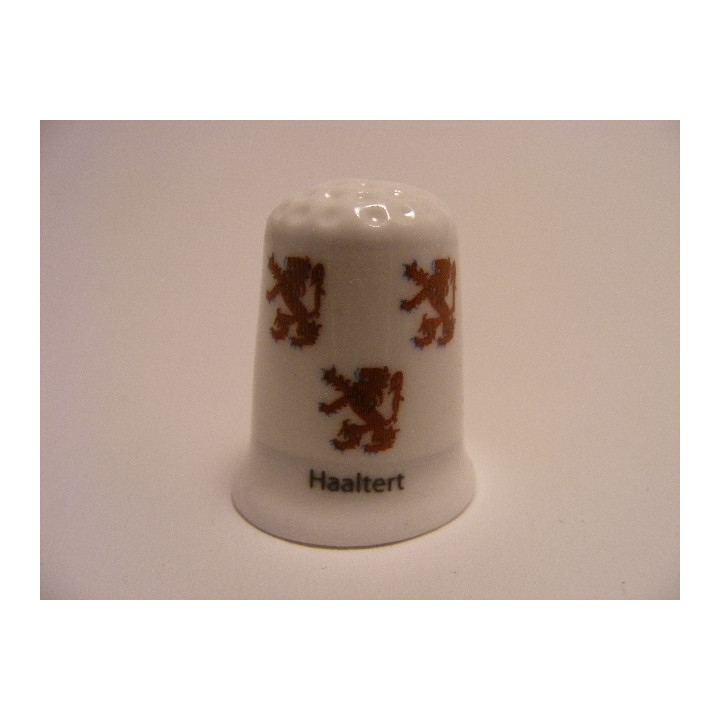 Haaltert vlag Belgie op een porselein vingerhoedje