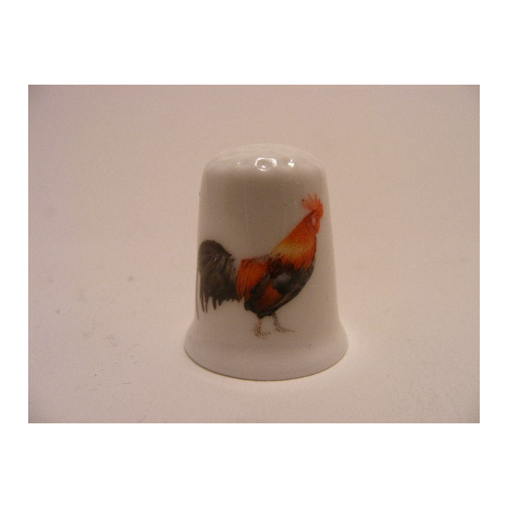 Haan op een porselein vingerhoedje
