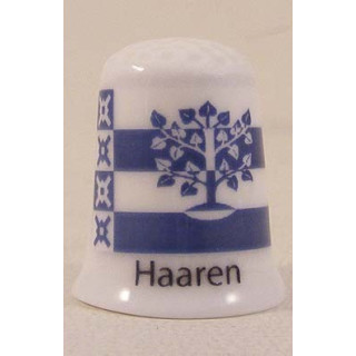 Haaren Nederlandse gemeentevlag op een porselein vingerhoedje