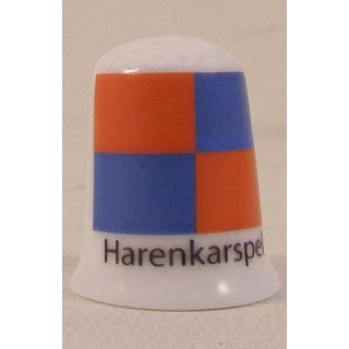 Harenkarspel Nederlandse gemeentevlag op een porselein vingerhoedje