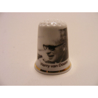 Harry van Doom Kabinet Den Uyl 1973-1977 op een porselein vingerhoedje Harry van Doom Kabinet Den Uyl 1973-1977 op een porselein vingerhoedje