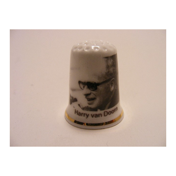 Harry van Doom Kabinet Den Uyl 1973-1977 op een porselein vingerhoedje Harry van Doom Kabinet Den Uyl 1973-1977 op een porselein vingerhoedje