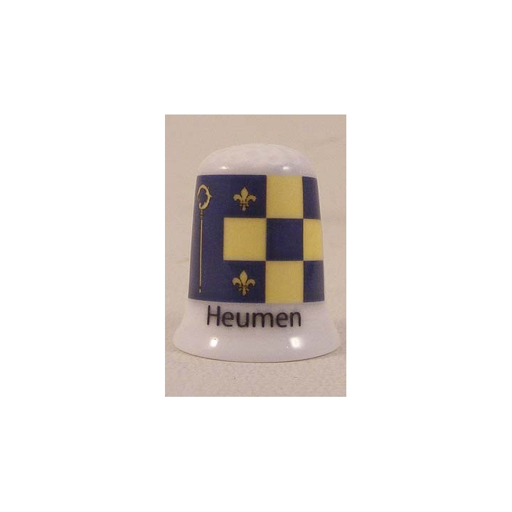 Heumen Nederlandse gemeentevlag op een porselein vingerhoedje
