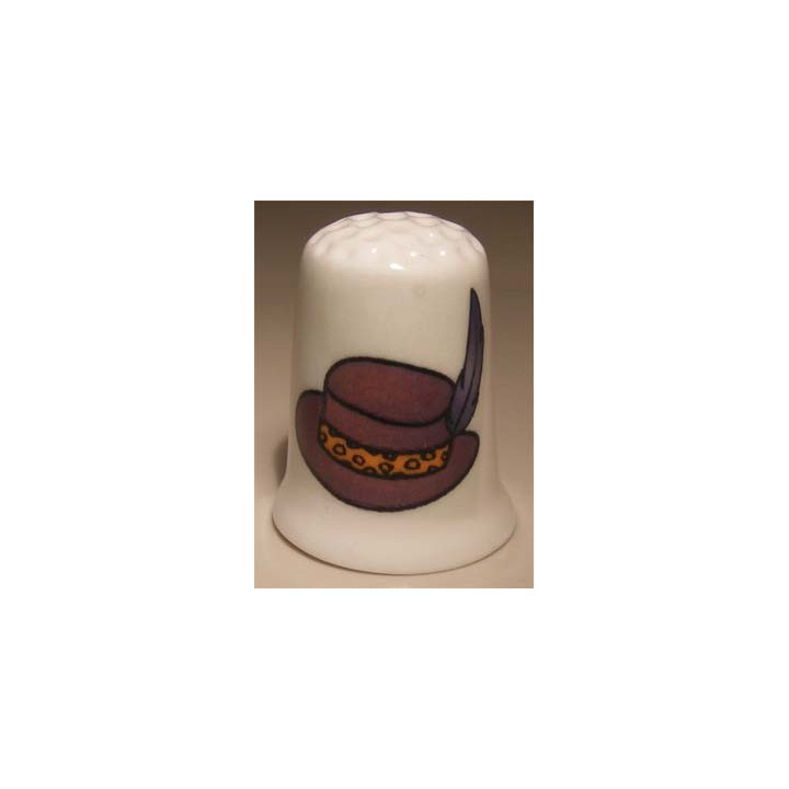 Hoed met veer op een porselein vingerhoedje