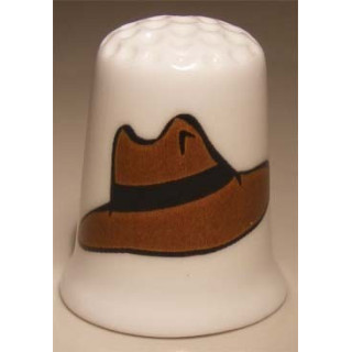 Hoed op een porselein vingerhoedje