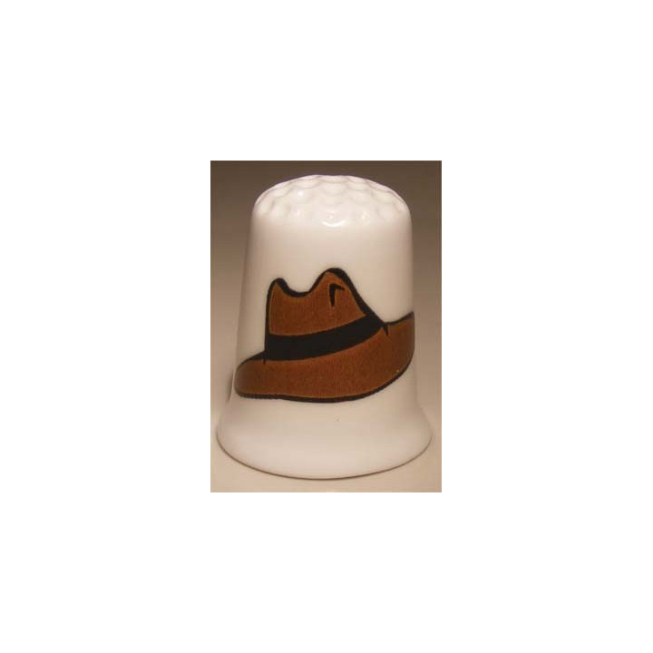 Hoed op een porselein vingerhoedje