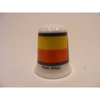 Hoei gemeente vlag in Belgie op een porselein vingerhoedje