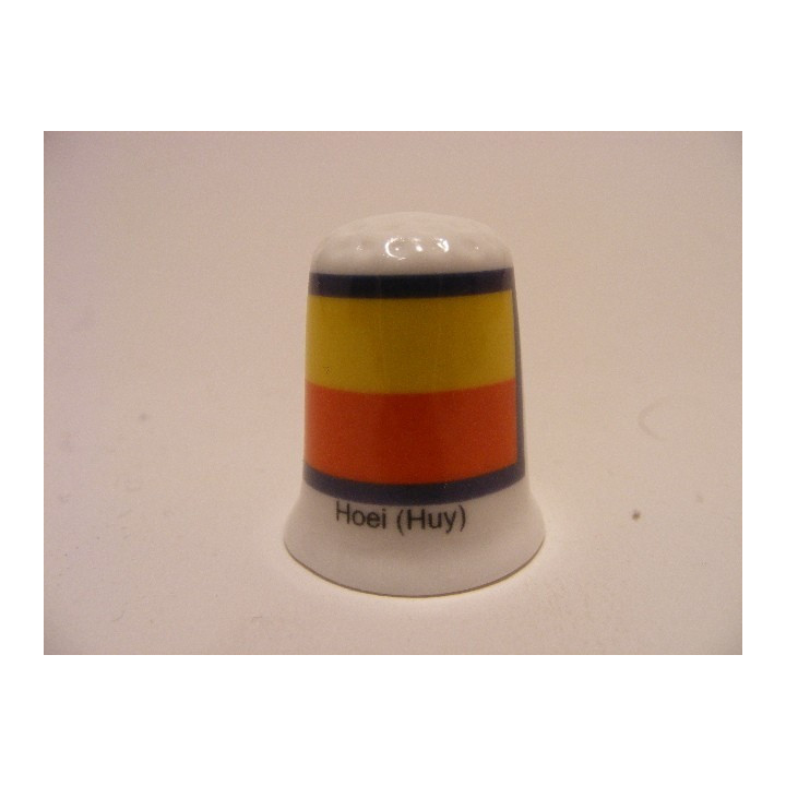 Hoei gemeente vlag in Belgie op een porselein vingerhoedje