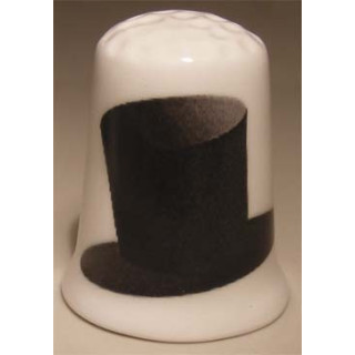 Hoge hoed op een porselein vingerhoedje