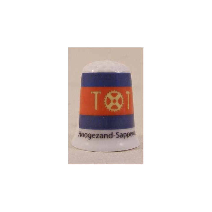 Hoogezand Sappermeer Nederlandse gemeentevlag op een porselein vingerhoedje Hoogezand Sappermeer Nederlandse gemeentevlag op een porselein vingerhoedje