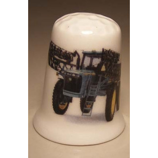 Hooi tractor op een porselein vingerhoedje