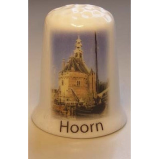 Hoorn op een porselein vingerhoedje