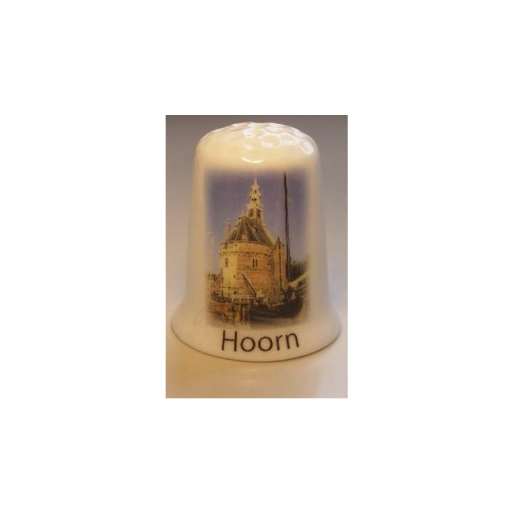 Hoorn op een porselein vingerhoedje