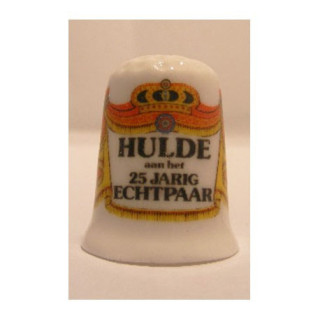 Hulde aan het 25 jarig echtpaar op een porselein vingerhoedje