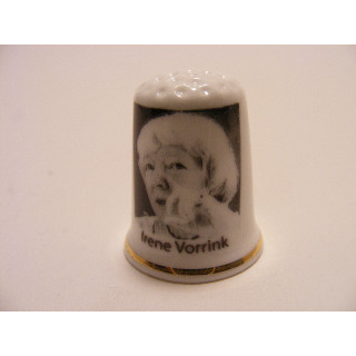 Irene Vorrink Kabinet Den Uyl 1973-1977 op een porselein vingerhoedje Irene Vorrink Kabinet Den Uyl 1973-1977 op een porselein vingerhoedje