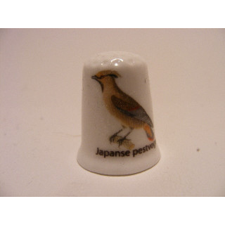 Japanse pestvogel Bombycilla japonica op een porselein vingerhoedje