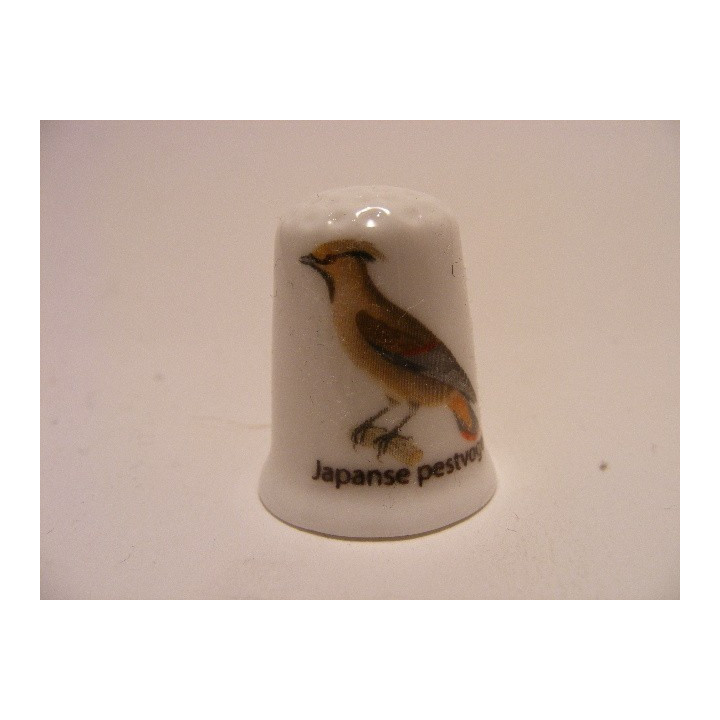 Japanse pestvogel Bombycilla japonica op een porselein vingerhoedje