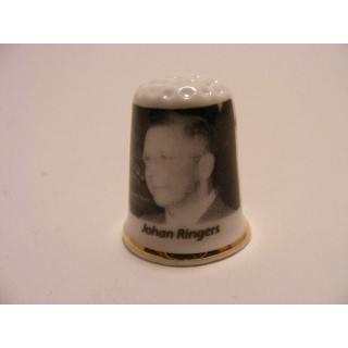Johan Ringers Kabinet Schermerhorn 1945-1946 op een porselein vingerhoedje Johan Ringers Kabinet Schermerhorn 1945-1946 op een porselein vingerhoedje