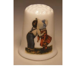 Jongen kust meisje Valentijn op een porselein vingerhoedje