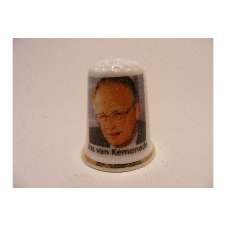 Jos van Kemenade Kabinet Den Uyl 1973-1977 op een porselein vingerhoedje