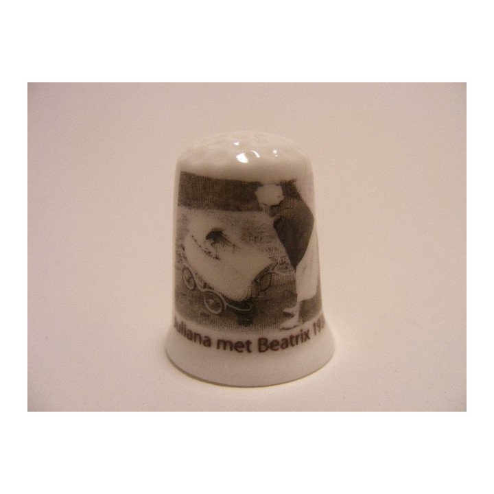 Juliana met Beatrix in kinderwagen vingerhoedje Juliana met Beatrix in kinderwagen vingerhoedje