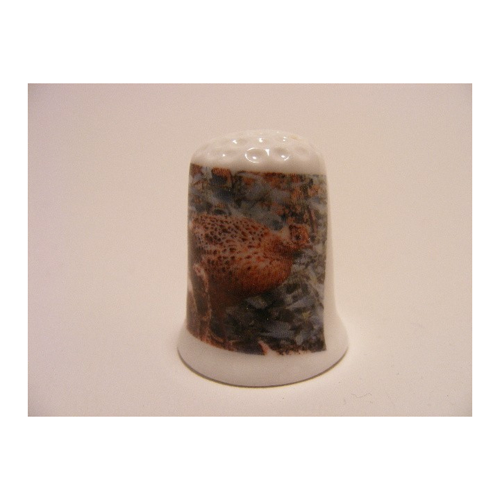 Kalkoen op een porselein vingerhoedje