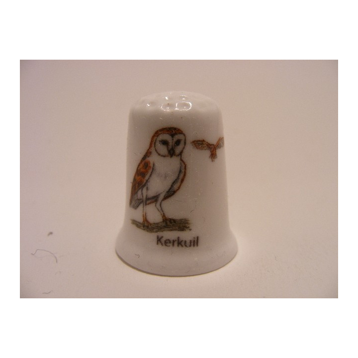 Kerkuil Tyto alba op een porselein vingerhoedje