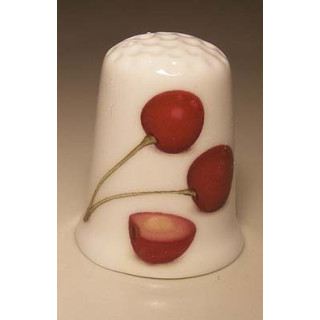 Kersen op een porselein vingerhoedje