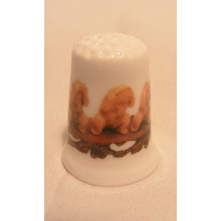 Kikkers op plateau horen zien zwijgen op een porselein vingerhoedje