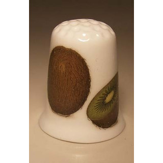 Kiwi fruit op een vingerhoedje