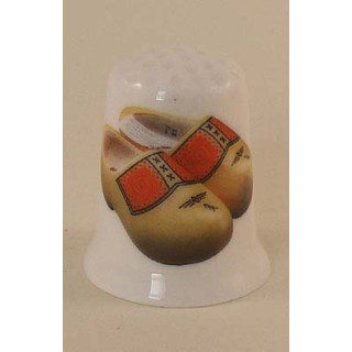 Klompen op een porselein vingerhoedje